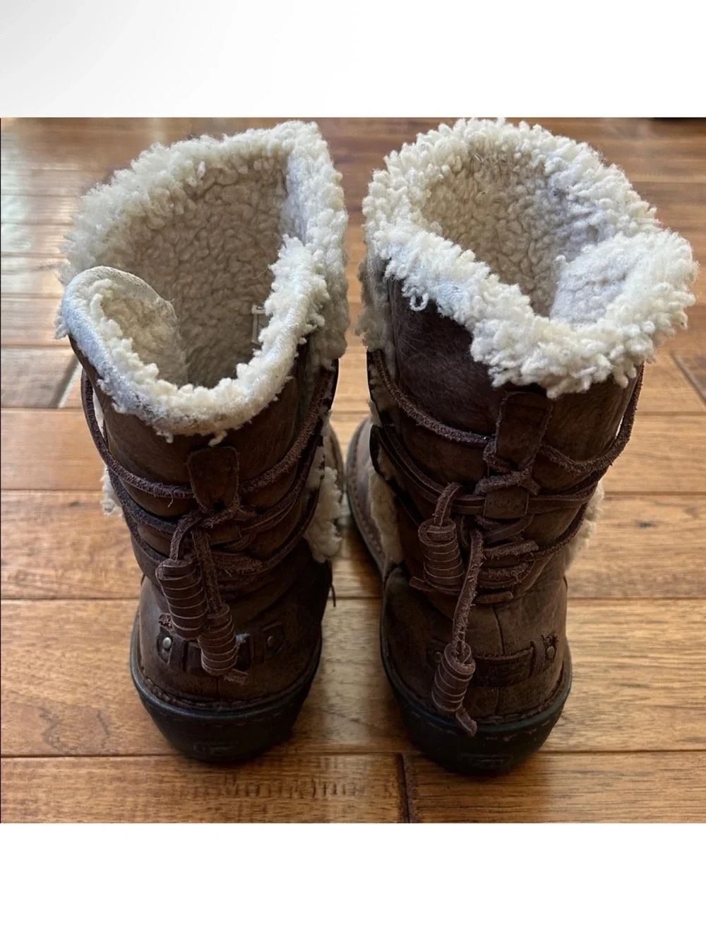 UGG Akadia Boots Stout Brown Leather Shearling Lined Size 8
